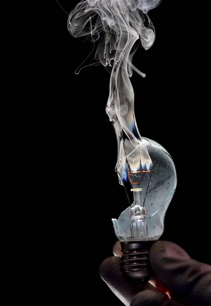 Hand Handschoen Bedrijf Gebroken Geblazen Lamp Met Rook Close — Stockfoto