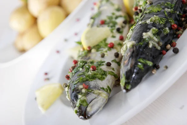Gebratener Fisch Mit Gewürz Und Zitrone Auf Weißem Teller — Stockfoto