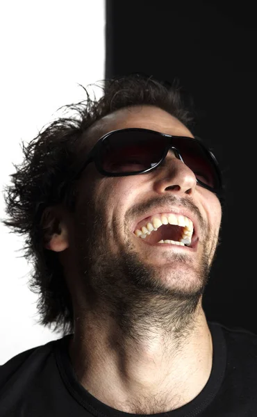 Portrét Zábavného Brunetu Slunečních Brýlích Zábavou Smíchem Pozadí Studia — Stock fotografie