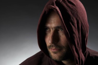 gri arka planda koyu kırmızı kaput yakışıklı tıraşsız adam portre 
