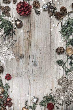 Ahşap arka plan üzerinde neşeli Noel kompozisyon