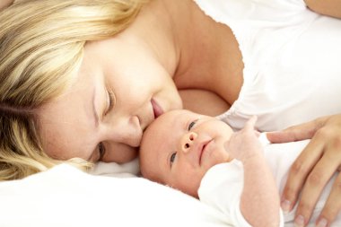 mutlu genç kadın yedi aylık kızıyla birlikte rahatlatıcı