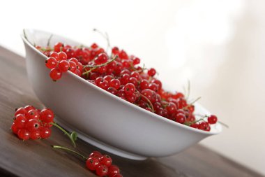 Beyaz ahşap arka plan üzerinde olgun somun ile plaka yakın çekim 