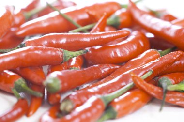 izole üzerinde beyaz arka plan, yakın çekim yığını kırmızı biber biber 