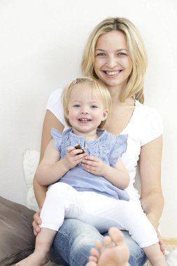 Anne ve çocuk evde globuli ilaçlar ile oynarken eğleniyor 