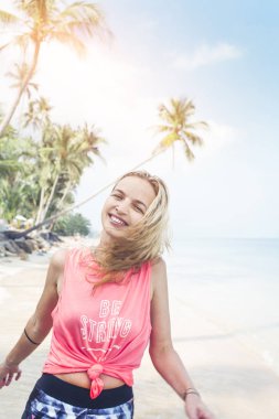 Beyaz kadının tropik sahilde gezinti sırasında