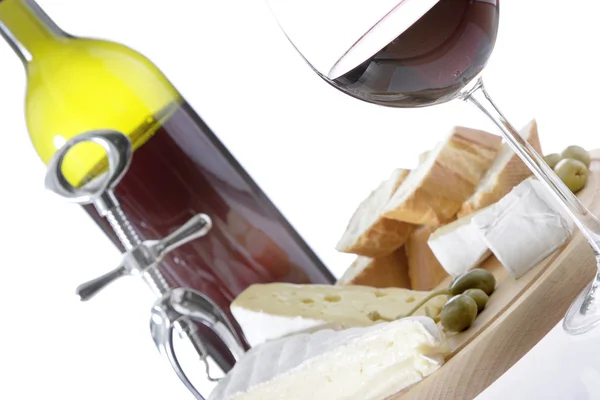 奶酪板与玻璃红酒和软木塞与玻璃瓶隔离在白色背景 — 图库照片