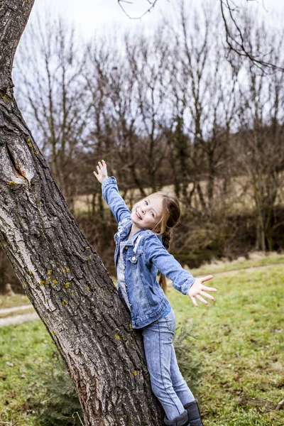 Niña Hermosa Trepando Árbol Parque Primavera —  Fotos de Stock