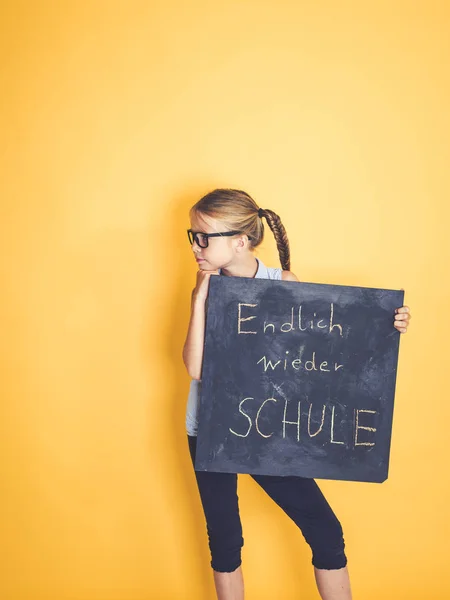 Piękna Uczennica Okularach Gospodarstwa Tablica Słów Końcu Szkoła Ponownie Języku — Zdjęcie stockowe
