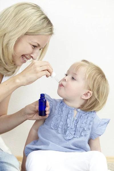 Madre Que Hija Gotas Médicas Botella Azul Primer Plano — Foto de Stock