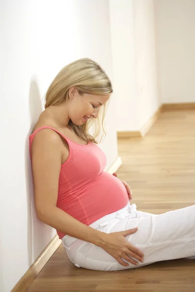 Feliz Embarazada Tocando Vientre Mientras Está Sentada Suelo Casa —  Fotos de Stock