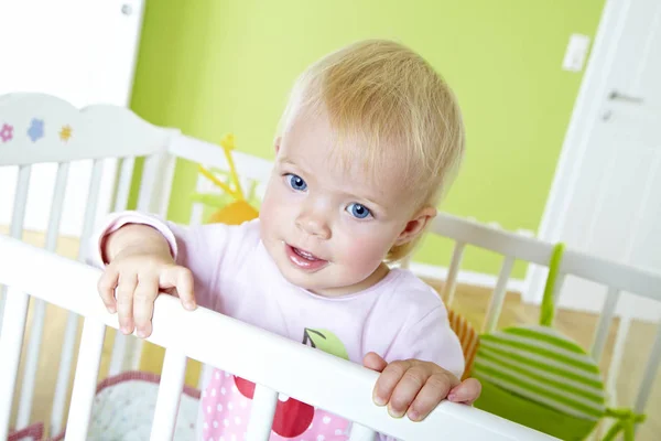 Mignonne Petite Fille Blonde Portant Pyjama Rose Amusant Dans Crèche — Photo