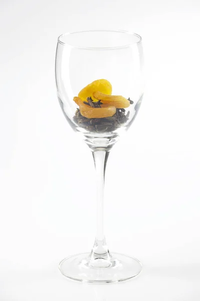 Weinglas Mit Getrockneten Aprikosen Mit Nelke Isoliert Auf Weißem Hintergrund — Stockfoto