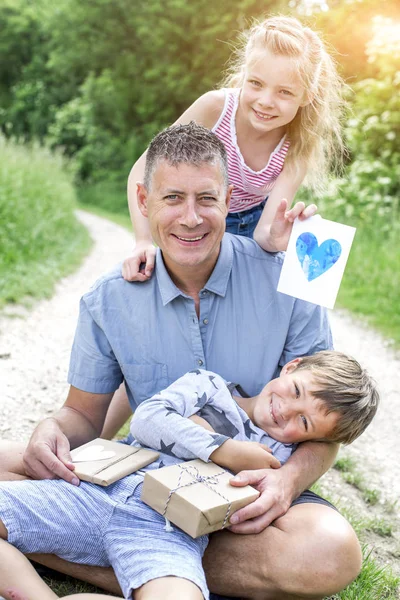 Bambini Che Fanno Regali Padre Festeggiare Giorno Dei Padri Divertendosi — Foto Stock