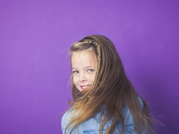 Porträt Eines Süßen Kleinen Mädchens Blauem Jeanshemd Vor Violettem Hintergrund — Stockfoto