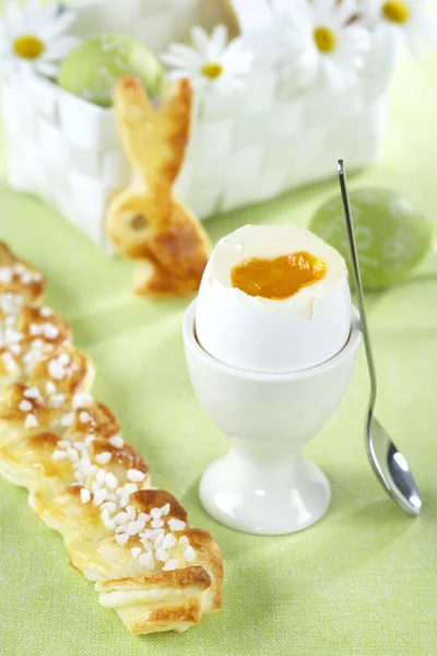 Osterei Mit Süßem Hefezopf Auf Dem Tisch Urlaubskonzept — Stockfoto