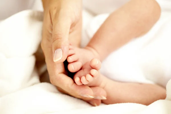 Mutter Hält Füße Ihrer Sieben Monate Alten Tochter — Stockfoto