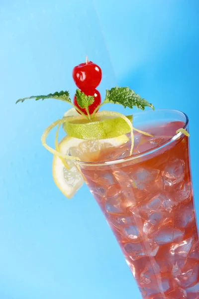 Roter Cocktail Mit Zitronen Und Limettenscheiben Und Kirschdekor Glas Voller — Stockfoto