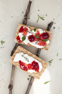 vişne reçeli ve yoğurt ile ekmek küçük parçalar, üst görünümü 