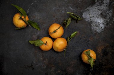 Siyah arka planda taze organik mandalina, üst görünüm 