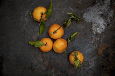 Siyah arka planda taze organik mandalina, üst görünüm 