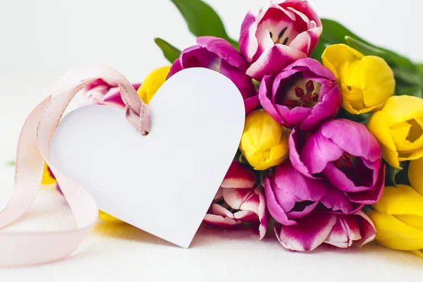 Рожеві Жовті Тюльпани Порожнім Паперовим Серцем Ізольовані Білому Тлі Концепція — стокове фото