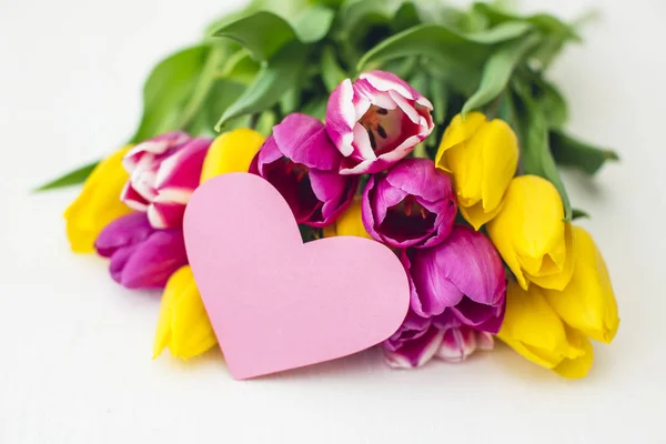 Рожеві Жовті Тюльпани Порожнім Паперовим Серцем Концепція Дня Матері — стокове фото