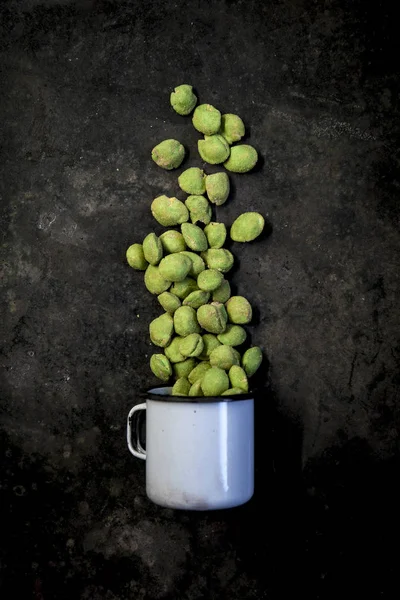 Taza Con Pila Cacahuetes Wasabi Sobre Fondo Negro Vista Superior — Foto de Stock