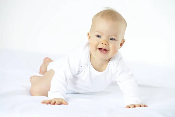 Bébé Mois Sur Matelas Blanc Gros Plan — Photo