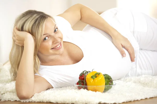 Mujer Embarazada Feliz Ropa Blanca Con Tazón Verduras Acostado Alfombra —  Fotos de Stock