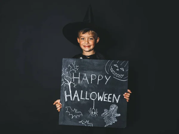 Niño Vestido Traje Mago Celebración Feliz Pizarra Halloween Mirando Cámara — Foto de Stock