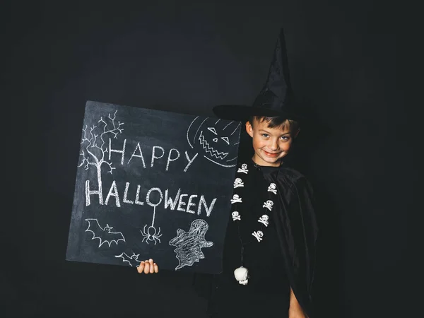 Chłopiec Ubrany Strój Maga Przytrzymanie Szczęśliwy Halloween Chalkboard Chytrze Patrząc — Zdjęcie stockowe