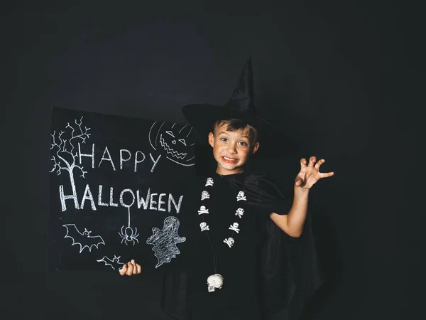 Niño Disfraz Mago Vestido Capa Negra Sosteniendo Feliz Pizarra Halloween — Foto de Stock