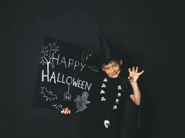 Niño Disfraz Mago Vestido Capa Negra Sosteniendo Feliz Pizarra Halloween — Foto de Stock