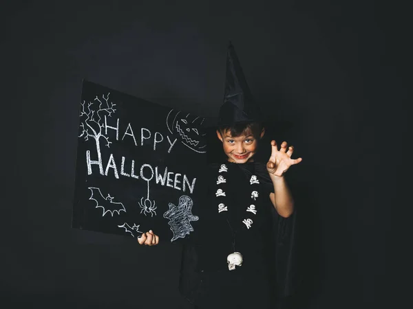 Niño Disfraz Mago Vestido Capa Negra Sosteniendo Feliz Pizarra Halloween — Foto de Stock