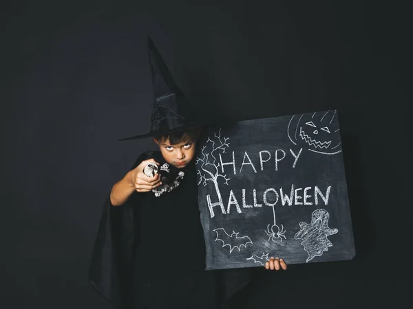 Niño Serio Vestido Traje Mago Celebración Feliz Pizarra Halloween Mirando — Foto de Stock