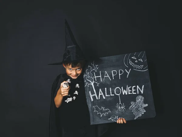 Хлопчик Одягнений Магічний Костюм Тримає Щасливу Дошку Хеллоуїна Трохи Дивиться — стокове фото