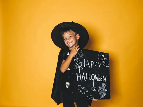 Uśmiechający Się Mały Chłopiec Ubrany Kapelusz Maga Czarną Cienką Pelerynę — Zdjęcie stockowe