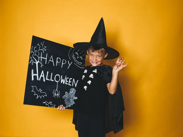 Sonriente Niño Vestido Sombrero Mago Capa Negra Sosteniendo Feliz Pizarra — Foto de Stock