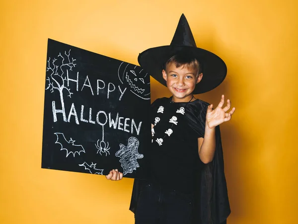 Sonriente Niño Vestido Sombrero Mago Capa Negra Sosteniendo Feliz Pizarra — Foto de Stock