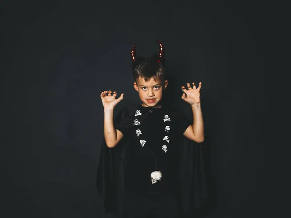 Niño Pequeño Con Cuernos Halloween Rojo Capa Negra Mostrando Gesto — Foto de Stock
