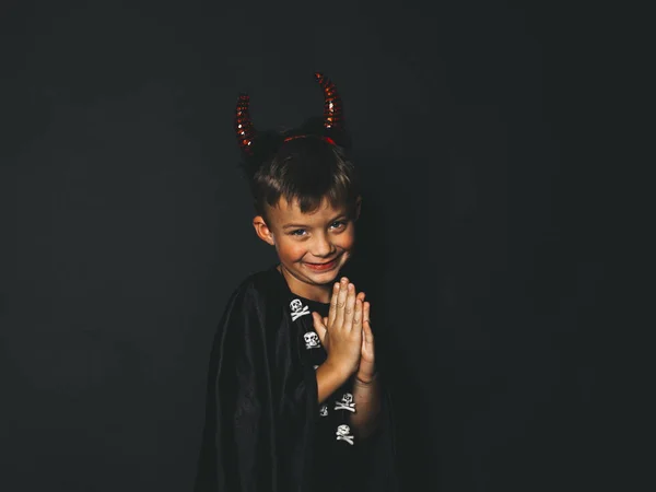 Niño Pequeño Con Cuernos Halloween Rojo Capa Negra Slyly Mirando — Foto de Stock