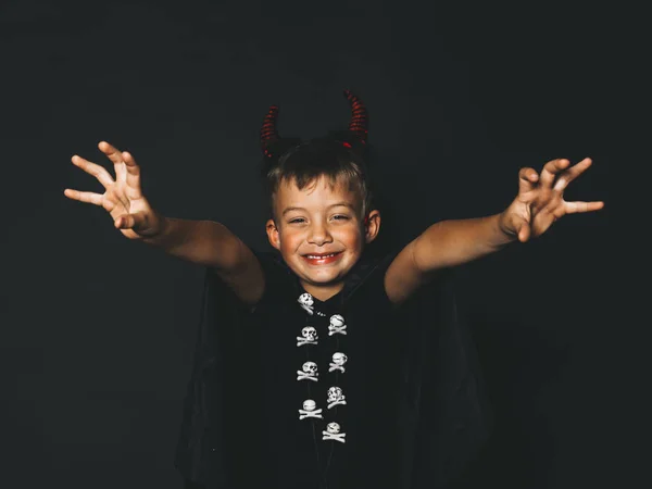 Маленький Хлопчик Червоними Рогами Хеллоуїна Чорною Накидкою Показує Лякаючий Жест — стокове фото