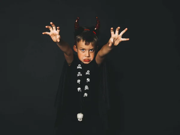 Grave Niño Enojado Vistiendo Cuernos Halloween Rojo Cabeza Capa Negro — Foto de Stock