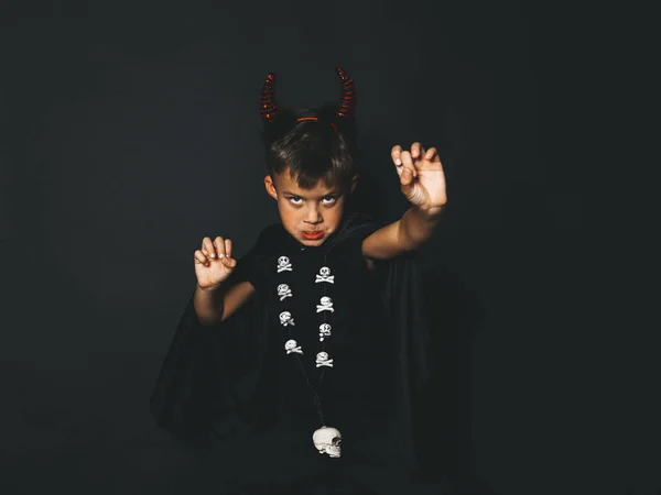 Grave Niño Enojado Vistiendo Cuernos Halloween Rojo Cabeza Capa Negro — Foto de Stock