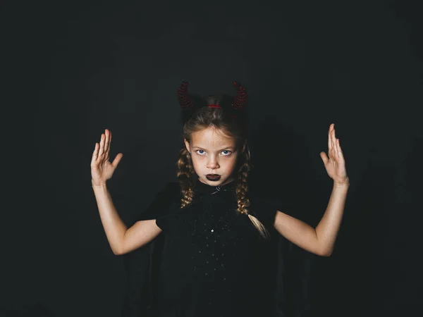 Маленька Дівчинка Костюмі Диявола Хеллоуїна Рогами Голові Стоячи Піднятими Руками — стокове фото
