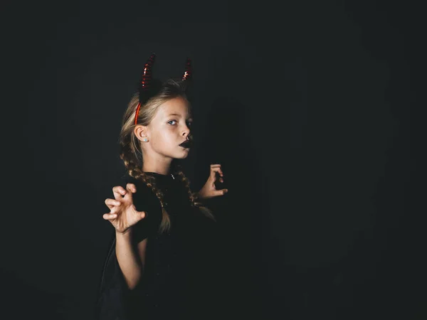 Маленька Дівчинка Костюмі Диявола Хеллоуїна Рогами Голові Дивиться Камеру Лякаючим — стокове фото