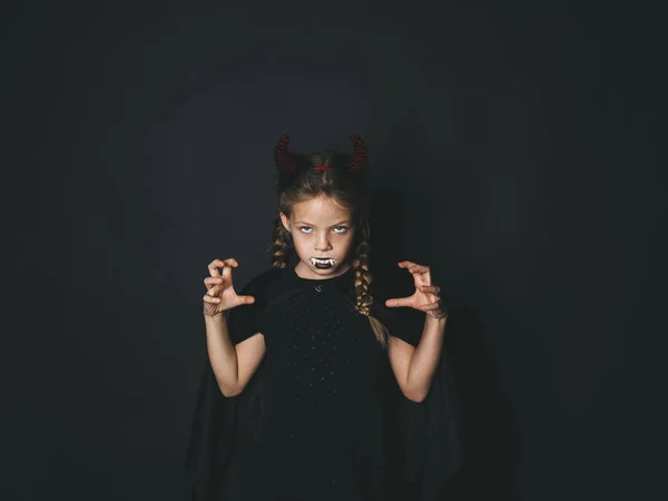Κοριτσάκι Διάβολος Απόκριες Φορεσιά Κέρατα Στο Κεφάλι Και Λευκό Τεχνητό — Φωτογραφία Αρχείου