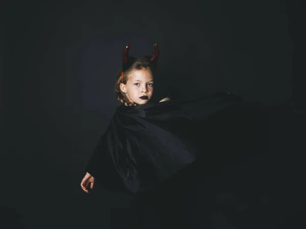 Menina Halloween Diabo Traje Com Chifres Cabeça Capa Preta Olhando — Fotografia de Stock