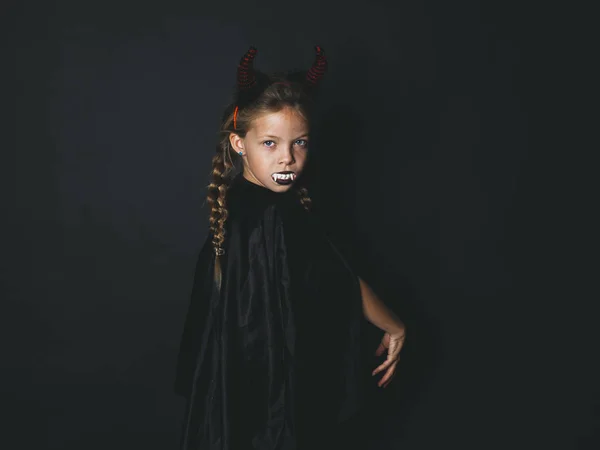 Niña Traje Halloween Diablo Con Cuernos Cabeza Capa Negra Mirando — Foto de Stock